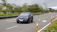 Ground clearance yang tinggi 210 mm serta approach dan departure angle yang mumpuni (19 dan 26 derajat) menjadikan new Koleos siap menghadapi segala medan. 