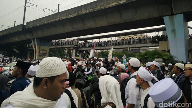 Ada juga yang berjalan kaki dari Stasiun Juanda ke Masjid Istiqlal.