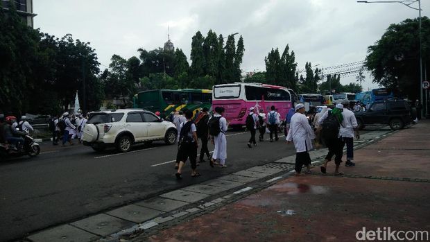 Massa aksi 112 meninggalkan Masjid Istiqlal