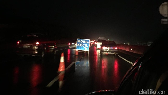 Tol Cipularang Arah Bandung Macet, Petugas Berlakukan Contra Flow