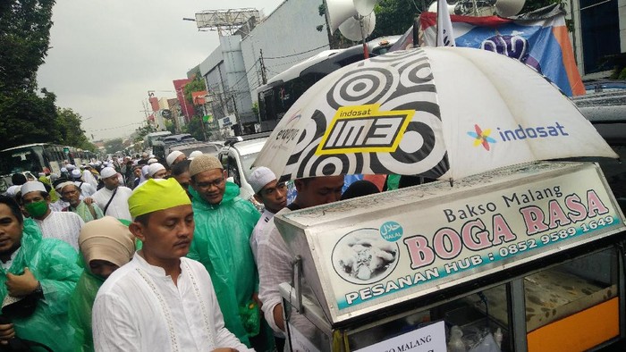 Biar Berkah, Pemuda Ini Bagi-bagi Bakso Gratis di Aksi 112