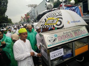 Biar Berkah, Pemuda Ini Bagi-bagi Bakso Gratis di Aksi 112
