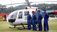 Helikopter milik polisi ikut dikerahkan dalam apel tersebut.