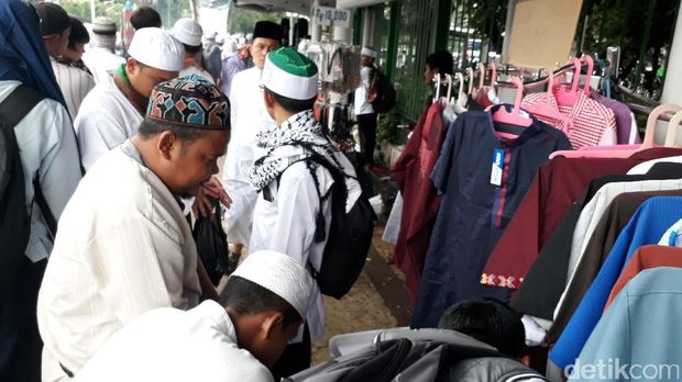 Berkah Aksi 112, Ada Pedagang Baju Muslim Buka 'Harga Demo'