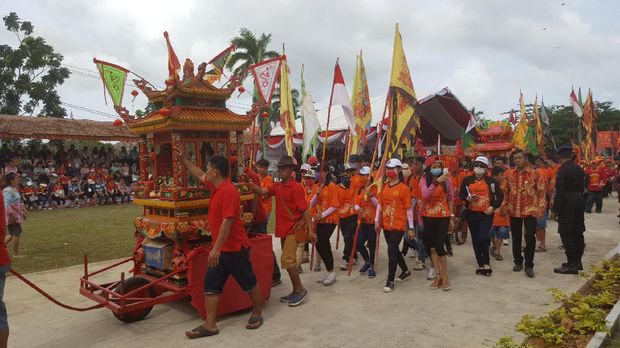 Pawai tandu joli dewa-dewa di Cap Go Meh Singkawang (Fitraya/detikTravel)