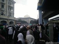Stasiun Juanda Dipadati Masa Aksi 112 dari Luar Jakarta