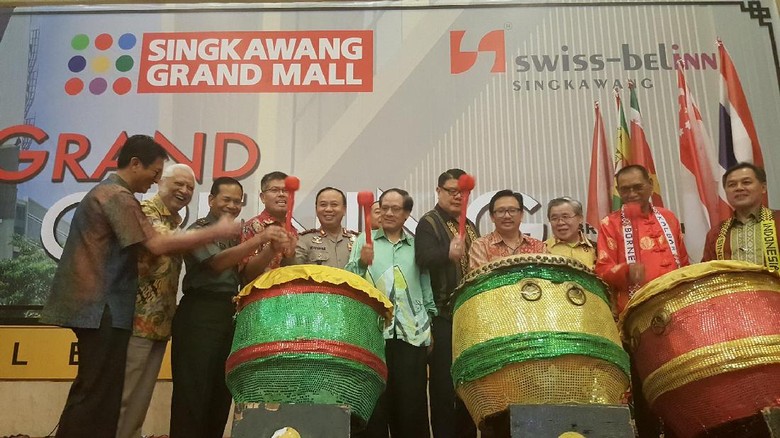 Suasana peresmian hotel dan mall baru di Singkawang dengan memukul bedug (Fitraya/detikTravel) Suasana peresmian hotel dan mall baru di Singkawang dengan memukul bedug (Fitraya/detikTravel)