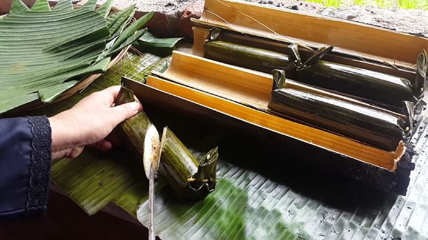 Nasi lemeng yang dimasak di dalam bambu (Putri Akmal/detikTravel)