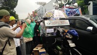 Sejumlah peserta aksi laki-laki dan perempuan terlihat mengantre bakso.