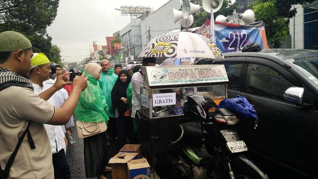 Andri membagikan bakso gratis kepada massa Aksi 112.
