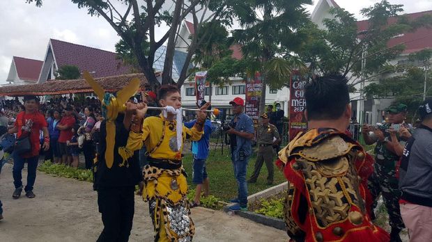 Ada tatung yang pipinya ditusuk tombak berbaling-baling (Fitraya/detikTravel)