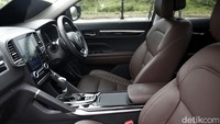 Kesan pertama sesaat masuk ke dalam new Koleos adalah kabin yang lega termasuk di kabin belakang dengan 289 mm.