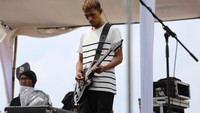 Lukman tampak begitu serius dengan gitarnya. Foto: Hanif Hawari