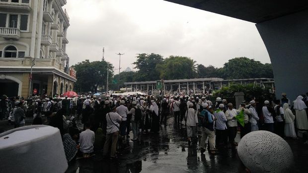 Massa meluber di Jalan Juanda.