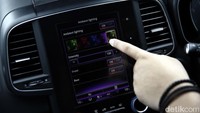 Layar multimedia pada Renault Koleos cukup unik. Apabila biasanya layar sentuh berbentuk melebar ke samping, di new Koleos layar multimedianya memanjang ke bawah dengan layar berukuran 8,7 inchi dan sudah dilengkapi sistem koneksi USB dan Bluetooth.
