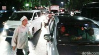 Massa yang memakai kendaraan pribadi juga terus berdatangan. Kanavino Ahmad Rizqi/detikcom.