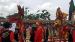 Ngeri! Tatung di Singkawang Pamer Aksi Kebal Senjata Tajam