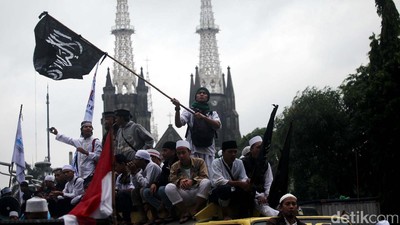 Ini Dia Aksi Menarik Massa 112