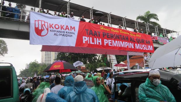 Diguyur Gerimis, Massa 112 Setia Bertahan di Jalan Depan Gambir