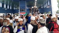 Pantauan detikcom di Stasiun Juanda, Jakarta Pusat, Sabtu (11/2/2017) senandung selawat dibacakan oleh massa Aksi 112 yang berjalan kaki menuju Masjid Istiqlal. Mayoritas masa aksi yang datang mengenakan baju putih. Edward Febriyatri Kusuma/detikcom.