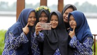 Para pelajar berselfie di Hutan Mangrove Pal Jaya.