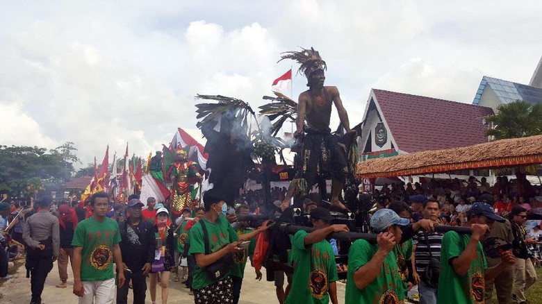 Pawai Tatung yang ditunggu-tunggu saat perayaan Cap Go Meh Singkawang (Fitraya/detikTravel) Pawai Tatung yang ditunggu-tunggu saat perayaan Cap Go Meh Singkawang (Fitraya/detikTravel)
