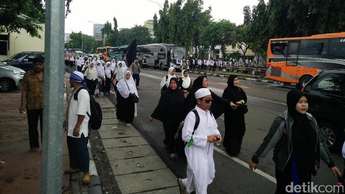 Sambil Pungut Sampah, Massa 112 Tinggalkan Istiqlal dengan Tertib