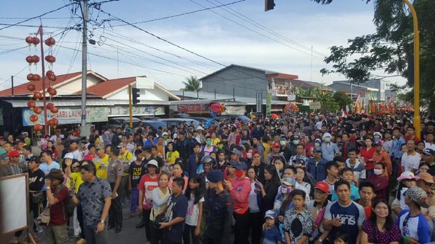 Ribuan warga antusias menonton Cap Go Meh Singkawang