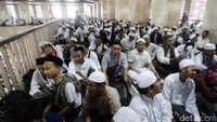 Seluruh bagian masjid terisi penuh.