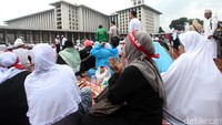 Para peserta aksi khusyuk berdoa.