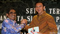 Plt Gubernur DKI Sumarsono memberikan nota singkat kepada Gubernur DKI Patahana Basuki Tjahaya Purnama.