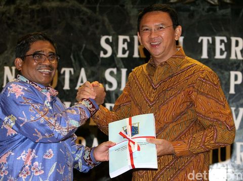 Serah terima nota pengantar tugas dari Sumarsono ke Ahok.