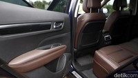 Kesan mewah juga terasa dari dasbor yang terlihat elegan dengan aksen krom dan jok berlapis kulit. Terdapat juga ambient light dan panoramic sunroof menambahkan kesan mewah SUV asal Perancis ini.