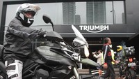 Rombongan yang terdiri dari 27 motor ini menggunakan berbagai varian dari Triumph seperti Thruxton, Tiger XR, Tiger dan Bonneville.