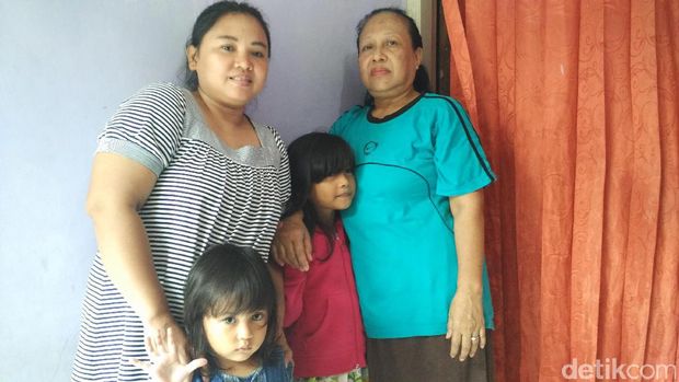 Keisya, bocah yang di hidungnya sempat bersemayam lintah, bersama keluarganya