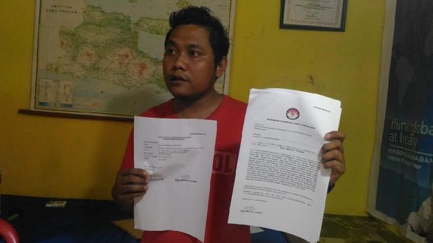 KIPP memamerkan surat bukti pelaporan ke Panwas Kota Batu