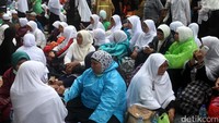 Karena terlalu padat, sebagian massa akhirnya duduk-duduk di jalan.