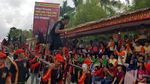 Ngeri! Tatung di Singkawang Pamer Aksi Kebal Senjata Tajam