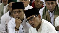 Agus Yudhoyono dan Sandiaga Uno serius mendengarkan tausiyah.