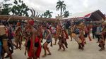 Ngeri! Tatung di Singkawang Pamer Aksi Kebal Senjata Tajam