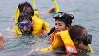Ia juga mengajak serta sang istri, Metha untuk melihat indahnya pemandangan bawah air. Foto: Hanif Hawari