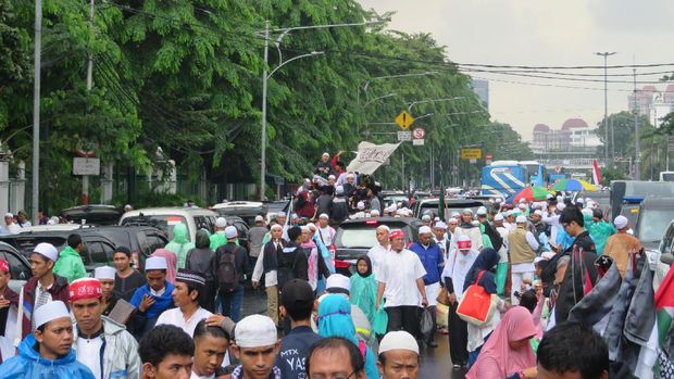Diguyur Gerimis, Massa 112 Setia Bertahan di Jalan Depan Gambir