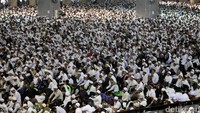 Massa memenuhi bagian utama Masjid Istiqlal.