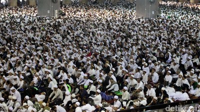 Massa Aksi 112 Penuhi Masjid Istiqlal