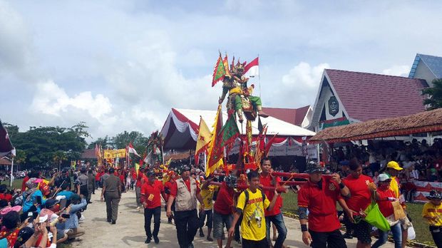 Aksi Magis Pawai Cap Go Meh Singkawang yang Fenomenal! Aksi Magis Pawai Cap Go Meh Singkawang yang Fenomenal!