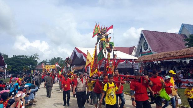 Aksi Magis Pawai Cap Go Meh Singkawang yang Fenomenal!