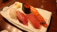 Selain itu, masih ada juga sushi dengan menggunakan daging yellow fin tuna, dori, udang, serta telur ikan salmon. Semuanya enak! (Firdaus/detikTravel)