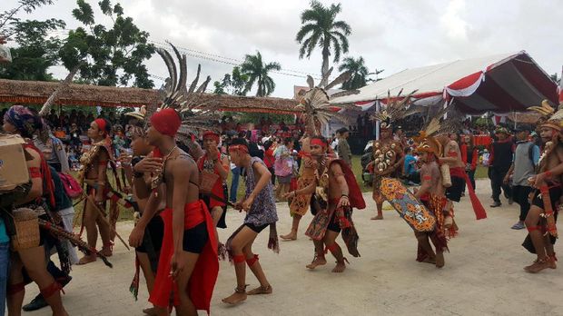 Para tatung ini mengenakan kostum khas Dayak (Fitraya/detikTravel)