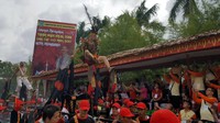 Berdiri di atas golok dan pedang, tatung ini benar-benar sakti. Tak sedikitpun mengeluarkan darah! (Fitraya/detikTravel)