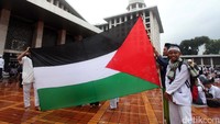 Ada juga yang membawa bendera Palestina.